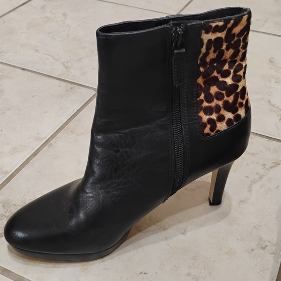 Tahari Serena Black Sleek Leopard Booties Point Toe Zip Up Faux Fur Size 7 - Picture 3 of 15